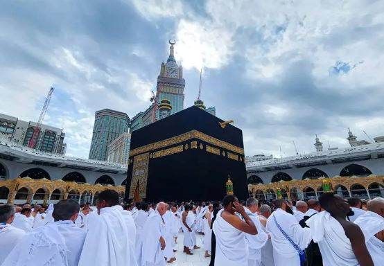Saudi Ministry Urges Pilgrims to Avoid Crowding Near Black Stone During Tawaf