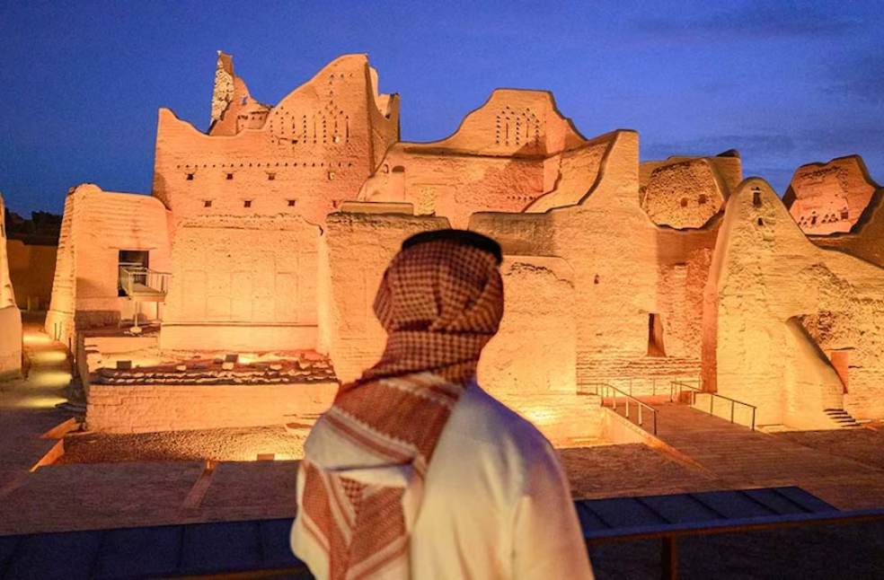 Saudi Arabia Imposes Stricter Fines, Up to 25,000 Riyals, for Tourism Violations