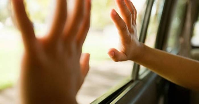 UAE Warns of Severe Penalties for Leaving Children Alone in Cars